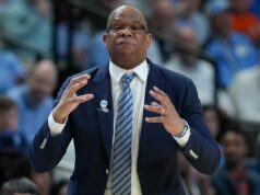 A razão brutal pela qual um técnico rival queria que Hubert Davis permanecesse na UNC: ‘Ninguém no ACC tinha medo dele’ O técnico do Tar Heels da Carolina do Norte, Hubert Davis, instrui sua equipe contra o VCU Rams na primeira metade de um jogo da primeira rodada do torneio masculino da NCAA de 2026 na Bon Secours Wellness Arena.