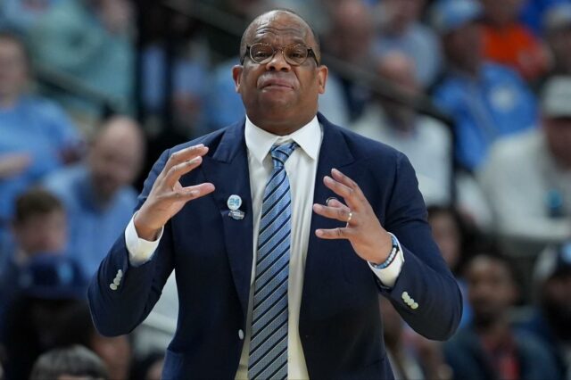 A razão brutal pela qual um técnico rival queria que O técnico do Tar Heels da Carolina do Norte, Hubert Davis, instrui sua equipe contra o VCU Rams na primeira metade de um jogo da primeira rodada do torneio masculino da NCAA de 2026 na Bon Secours Wellness Arena.