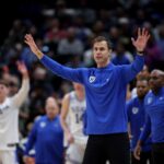 A reação lateral de Jon Scheyer ao vencedor do jogo de Braylon Mullins se torna viral