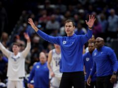 A reação lateral de Jon Scheyer ao vencedor do jogo de Braylon Mullins se torna viral A reação lateral de Jon Scheyer ao vencedor do jogo de Braylon Mullins se torna viral