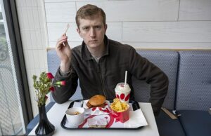 A rede de frangos americana anti-acordado que está chegando a uma rua principal do Reino Unido perto de você – enquanto FRED KELLY revela por que é um sinal improvável de que a cultura do cancelamento acabou Entre 2003 e 2009, descobriu-se que Chick-fil-A doou US$ 3 milhões para grupos religiosos que se opõem à homossexualidade, bem como mais US$ 2 milhões somente em 2010.