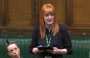 A reforma da ‘justiça branda’ de David Lammy nos julgamentos com júri é apoiada pelos parlamentares no primeiro obstáculo do Commons depois que o parlamentar trabalhista condenou restrições ao discurso emocionado sobre ser estuprado A deputada trabalhista Charlotte Nichols falou sobre sua experiência durante um debate sobre a legislação sobre julgamentos com júri na Câmara dos Comuns