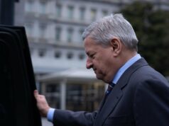 A reunião de Trump na Casa Branca da Netflix foi cancelada horas antes de o streamer abandonar a corrida da Warner Bros. Ted Sarandos