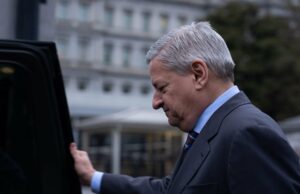 A reunião de Trump na Casa Branca da Netflix foi cancelada horas antes de o streamer abandonar a corrida da Warner Bros. Ted Sarandos