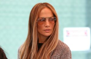 A roupa de aeroporto de Jennifer Lopez é fácil – tudo que você precisa é esta saia confortável Gisele Bündchen