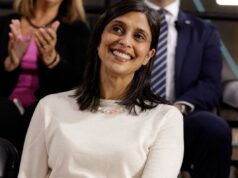 A segunda-dama Usha Vance recusou-se a desistir de uma associação familiar quando se mudou para a residência de VP A segunda-dama dos EUA, Usha Vance, sorrindo, olhando para cima e para a direita.