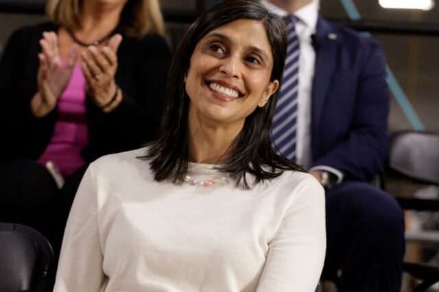 A segunda-dama Usha Vance recusou-se a desistir de uma associação A segunda-dama dos EUA, Usha Vance, sorrindo, olhando para cima e para a direita.