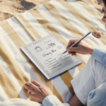 O Boox Go 10.3 Gen II no chão.