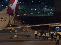 A seleção iraniana de futebol feminino sai da Austrália – mas mais pessoas optam por ficar, pois surgem reclamações de famílias de jogadores feitas reféns em seu país de origem A seleção iraniana de futebol feminino deixou a Austrália (na foto estão as mulheres desembarcando de um voo da Gold Coast para Sydney para pegar um ônibus de transferência para seu voo internacional)