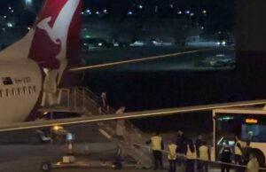 A seleção iraniana de futebol feminino sai da Austrália – mas mais pessoas optam por ficar, pois surgem reclamações de famílias de jogadores feitas reféns em seu país de origem A seleção iraniana de futebol feminino deixou a Austrália (na foto estão as mulheres desembarcando de um voo da Gold Coast para Sydney para pegar um ônibus de transferência para seu voo internacional)