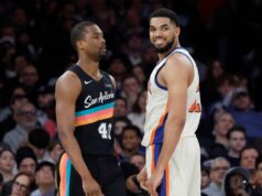A seqüência de 364 jogos de Harrison Barnes no Ironman termina depois que ele acordou do cochilo com uma lesão no tornozelo Karl-Anthony Towns, central do New York Knicks, sorrindo para o atacante do San Antonio Spurs, Harrison Barnes.