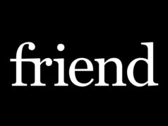 A situação do Friend AI está ficando muito estranha Um homem conversando com um robô azul em pufes, com um grande ícone de aviso vermelho flutuando entre eles.