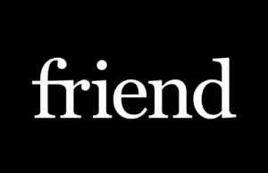 A situação do Friend AI está ficando muito estranha Um homem conversando com um robô azul em pufes, com um grande ícone de aviso vermelho flutuando entre eles.
