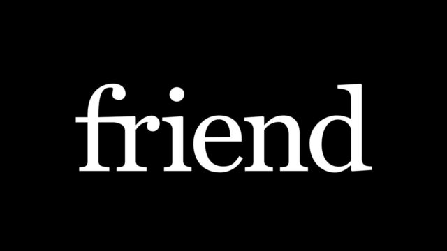 Um homem conversando com um robô azul em pufes, com um grande ícone de aviso vermelho flutuando entre eles.