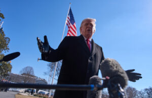 A última fraude de Trump tem como alvo o 250º aniversário da América O presidente Donald Trump, a partir da esquerda, e o filho de Elon Musk, X Æ A-Xii, assistem a uma luta de artes marciais mistas no UFC 314, sábado, 12 de abril de 2025, em Miami. (Foto AP/Lynne Sladky)