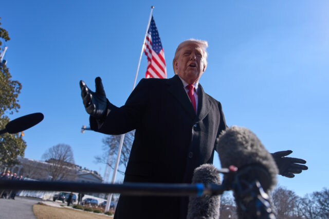 O presidente Donald Trump, a partir da esquerda, e o filho de Elon Musk, X Æ A-Xii, assistem a uma luta de artes marciais mistas no UFC 314, sábado, 12 de abril de 2025, em Miami. (Foto AP/Lynne Sladky)
