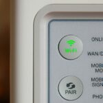 A venda do seu roteador sem fio está proibida nos EUA, mas você ainda pode usá-lo | Foto aproximada da parte traseira de um roteador de consumo