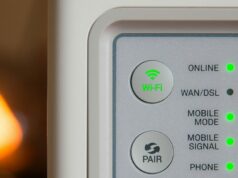 A venda do seu roteador sem fio está proibida nos EUA, mas você ainda pode usá-lo A venda do seu roteador sem fio está proibida nos EUA, mas você ainda pode usá-lo | Foto aproximada da parte traseira de um roteador de consumo