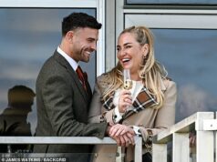 A verdade sobre o ‘novo romance’ de Josie Gibson revela que o ‘ferrador mais quente do mundo’ com quem ela foi vista flertando está noivo da mãe de seu filho O 'ferrador mais quente do mundo' que foi visto namorando Josie Gibson em Cheltenham está supostamente noivo da mãe de seu filho