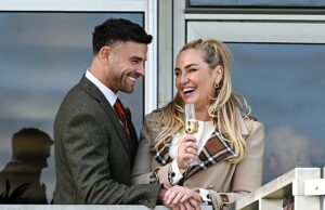 A verdade sobre o ‘novo romance’ de Josie Gibson revela que o ‘ferrador mais quente do mundo’ com quem ela foi vista flertando está noivo da mãe de seu filho O 'ferrador mais quente do mundo' que foi visto namorando Josie Gibson em Cheltenham está supostamente noivo da mãe de seu filho