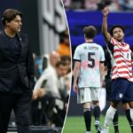 Mauricio Pochettino, técnico dos Estados Unidos, observa durante o amistoso internacional entre Estados Unidos e Bélgica no Estádio Mercedes-Benz em 28 de março de 2026 em Atlanta, Geórgia.