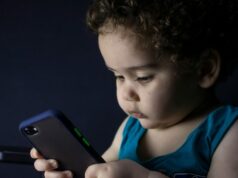 A verificação de idade da Apple falha para alguns – aqui está o que tentar A verificação de idade da Apple falha para alguns – aqui está o que você precisa saber | A foto mostra uma criança segurando um telefone