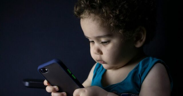 A verificação de idade da Apple falha para alguns – A verificação de idade da Apple falha para alguns – aqui está o que você precisa saber | A foto mostra uma criança segurando um telefone