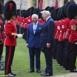 O rei Carlos III e o presidente dos EUA, Donald Trump, revisam a guarda de honra em setembro do ano passado