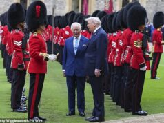A visita de estado do rei Charles aos EUA deve ser adiada até que a guerra no Irã termine e as “tensões diminuam” entre Trump e Starmer, dizem fontes de Whitehall O rei Carlos III e o presidente dos EUA, Donald Trump, revisam a guarda de honra em setembro do ano passado