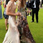 A Princesa de Gales com Rose Hanbury, a Marquesa de Cholmondeley, participando de um evento no Houghton Hall