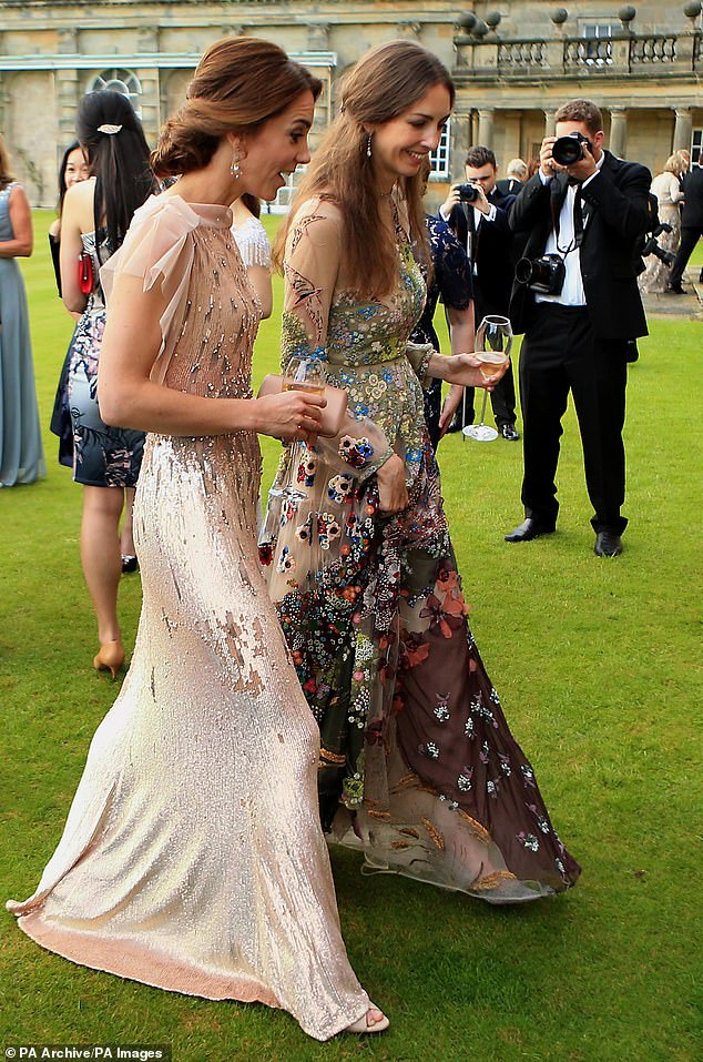 A vizinha de Kate e William, Rose Hanbury, recebe autorização A Princesa de Gales com Rose Hanbury, a Marquesa de Cholmondeley, participando de um evento no Houghton Hall