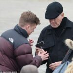 Pierce Brosnan, 72 anos, precisava de ajuda para lidar com uma pistola semiautomática Glock no set da segunda série do drama policial MobLand