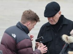 A ‘licença para matar’ de Pierce Brosnan pode ter expirado, já que o ex-007 precisa de um lembrete sobre como disparar uma arma durante as filmagens da segunda temporada do drama de gangues MobLand Pierce Brosnan, 72 anos, precisava de ajuda para lidar com uma pistola semiautomática Glock no set da segunda série do drama policial MobLand