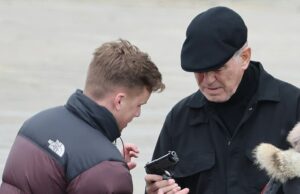 A ‘licença para matar’ de Pierce Brosnan pode ter expirado, já que o ex-007 precisa de um lembrete sobre como disparar uma arma durante as filmagens da segunda temporada do drama de gangues MobLand Pierce Brosnan, 72 anos, precisava de ajuda para lidar com uma pistola semiautomática Glock no set da segunda série do drama policial MobLand