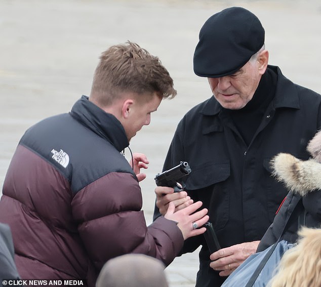 A ‘licença para matar’ de Pierce Brosnan pode ter expirado, Pierce Brosnan, 72 anos, precisava de ajuda para lidar com uma pistola semiautomática Glock no set da segunda série do drama policial MobLand