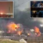 O graneleiro Albina ancorou no porto Sultan Qaboos, em Mascate, Omã, à noite.