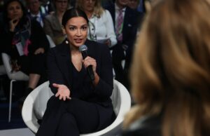 AOC afirma que proibição de negociação com informações privilegiadas do mercado de previsão ‘não é suficiente’ AOC afirma que proibição de negociação com informações privilegiadas do mercado de previsão 'não é suficiente'