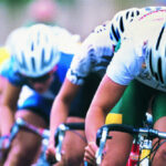 ASSISTIR: Ciclista hospitalizado após acidente chocante no feminino Milan-San Remo