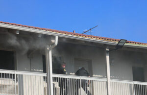 ASSISTIR: Dois policiais do Texas atacam motel em chamas e salvam hóspedes ASSISTIR: Dois policiais do Texas atacam motel em chamas e salvam hóspedes