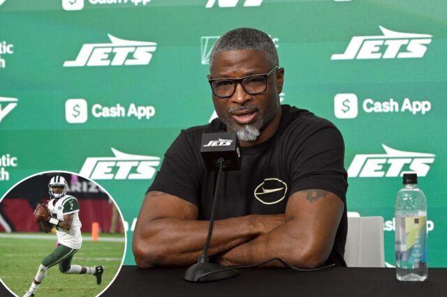 O quarterback do Seattle Seahawks, Geno Smith (7), cumprimenta os fãs após o jogo no MetLife Stadium.