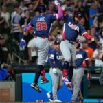 Aaron Judge corre pelas bases depois de fazer um home run de duas corridas.