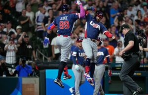 Aaron Judge homers na primeira rebatida WBC no momento elétrico da equipe dos EUA Aaron Judge corre pelas bases depois de fazer um home run de duas corridas.