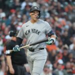 Aaron Judge, do New York Yankees, reage após rebatida pela quarta vez.