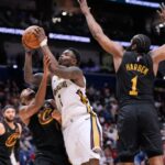 Zion Williamson (1) vai para a cesta contra o pivô Evan Mobley (4) do Cleveland Cavaliers e o guarda James Harden (1) no segundo tempo de um jogo de basquete da NBA, sábado, 21 de março de 2026, em Nova Orleans.