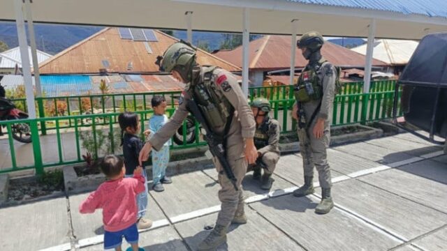Abordagem humanista torna-se a “arma” da polícia para construir a confiança pública e manter a estabilidade da segurança no interior da Papua
