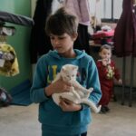 Abrigos libaneses deslocados em escolas, palcos em meio a ataques israelenses