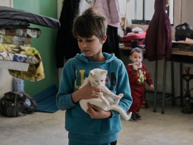 Abrigos libaneses deslocados em escolas, palcos em meio a ataques Abrigos libaneses deslocados em escolas, palcos em meio a ataques israelenses
