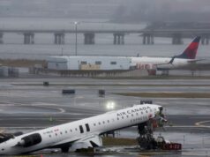Acidente da Air Canada no aeroporto LaGuardia: o que aconteceu, quem foram as vítimas? Um caminhão de bombeiros danificado no local depois que um jato da Air Canada Express colidiu com um veículo terrestre no Aeroporto LaGuardia, em Nova York, no Queens