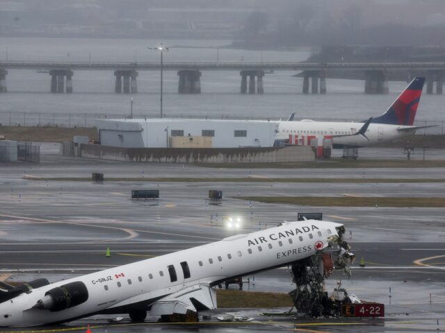 Um caminhão de bombeiros danificado no local depois que um jato da Air Canada Express colidiu com um veículo terrestre no Aeroporto LaGuardia, em Nova York, no Queens