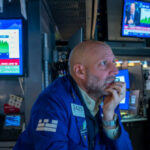 Ações reduzem perdas após alta no preço do petróleo